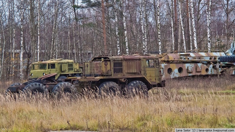 Военные машины в лесу