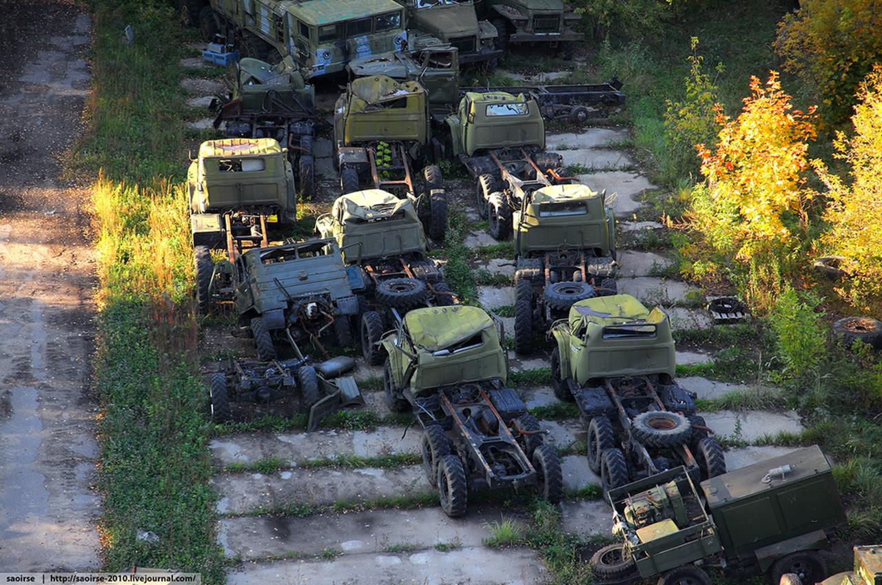 На базе стоящей на. Кладбище заброшенной военной техники Подмосковье. Заброшенная Военная техника в России. Кладбище танков Лосиный остров. Заброшенная Военная база сталкер.